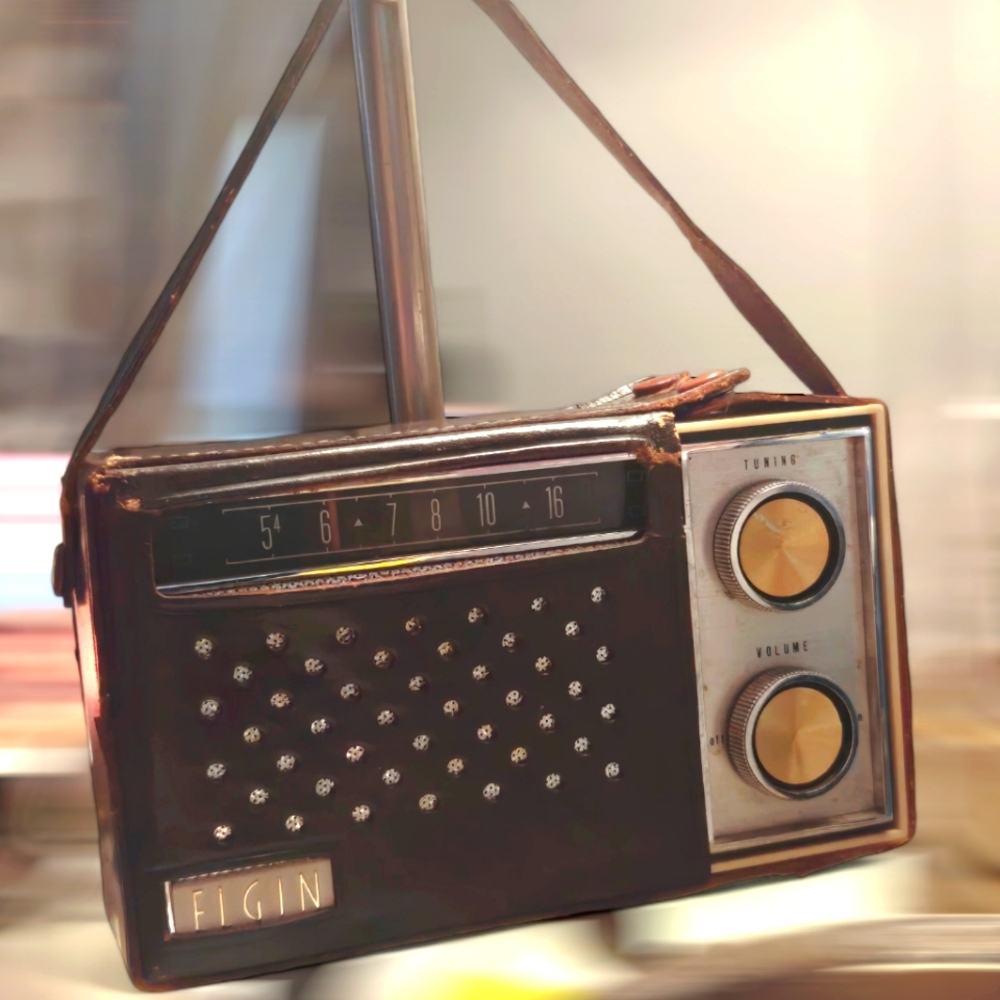 Elgin radio with leather case